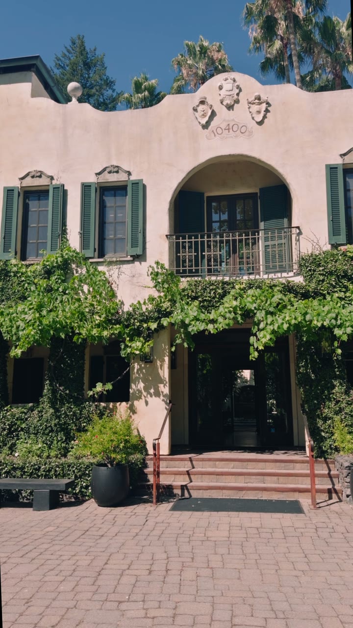The ivy-covered front of Kenwood Inn and Spa, with a balcony above the entrance